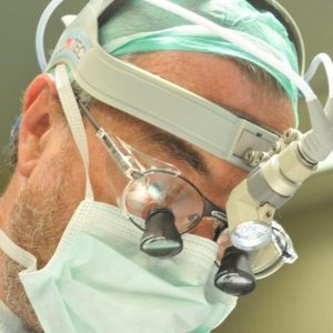 בחדר-ניתוח-כריתת-בלוטות-צוואריות-550x833